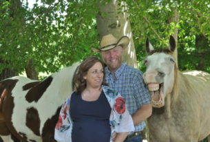 A Maternity Shoot Became Funny When A Cute Horse Smiled Hilariously We always love to capture the special moment of our lives through photographs. These photos are also from such a special prenatal photoshoot. However, they recently gained a lot of love and attention on Facebook as they are bit different from conventional prenatal shoot photos. A cute guest appeared in the photoshoot and made it even more adorable by posing with the funniest facial expression. I hope you are curious to know the story behind these funny photos that will make you laugh out loud.